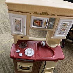 a. little kid kitchen excellent condition ask 15 dls