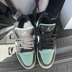 Jordan 1 Low! ( Size 10.5)