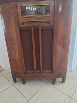 1940 General Electric J-105 radio