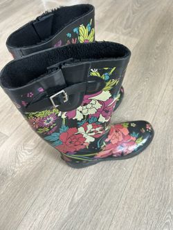 Black and multi-coloured floral rain boots with faux fur lining 