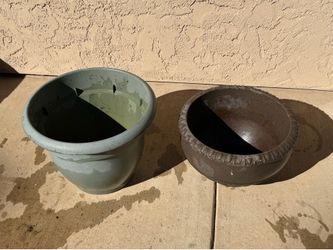 Large outdoor planters / pots (set of 2) resin & light-weight