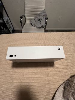white Xbox series s in white