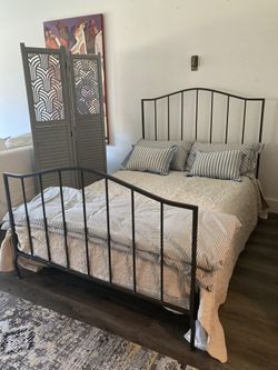 Full Sz Casper Mattress And Bedframe