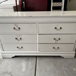 Dresser With Mirror 