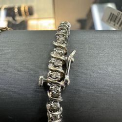 10Kwg Women’s Bracelet w/ 55-3Pt Diamonds (Approximately 10.93Grams)  