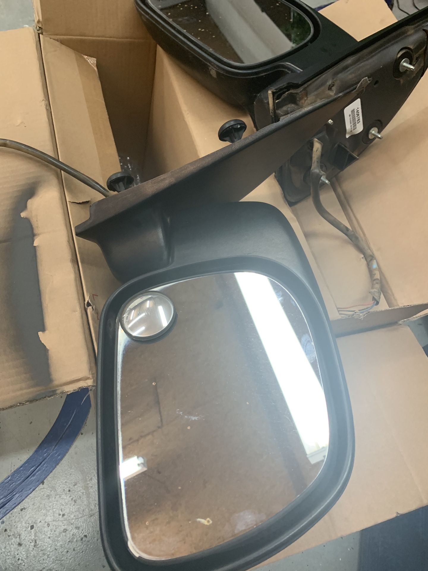 Side mirrors. Fits year 99-06. Super Duty’s.