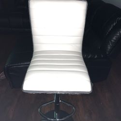 Brand New In Box / Set Of 4 white Bar Stools (executive) / white Pub Stools / Adjustable Height And Swivel / Price Is Firm / Pick Up Only / chairs / s
