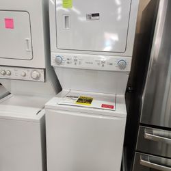Frigidaire White Laundry Center 27in Wide Washer And Gas Dryer (3.9/5.6 Cu Ft) New