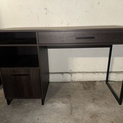 Modern Home Office Desk – Great Condition