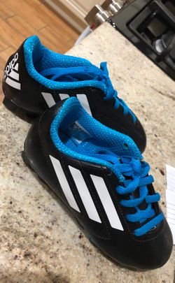 Little Boys soccer shoes size 10 1/2 (10 y medio)
