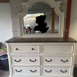 Dresser With Mirror 
