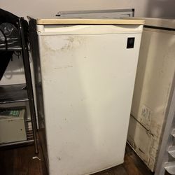 Mini fridge 