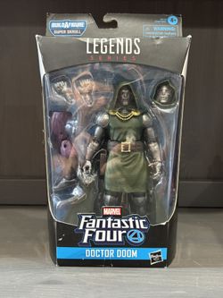 Marvel Legends (2019) Fantastic Four Doctor Doom Action figure BAF Super Skrull