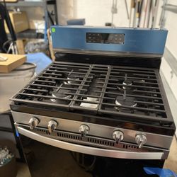 New 5.0 Cu. Ft. Whirlpool Gas 5-in-1 Air Fry Oven & Stove