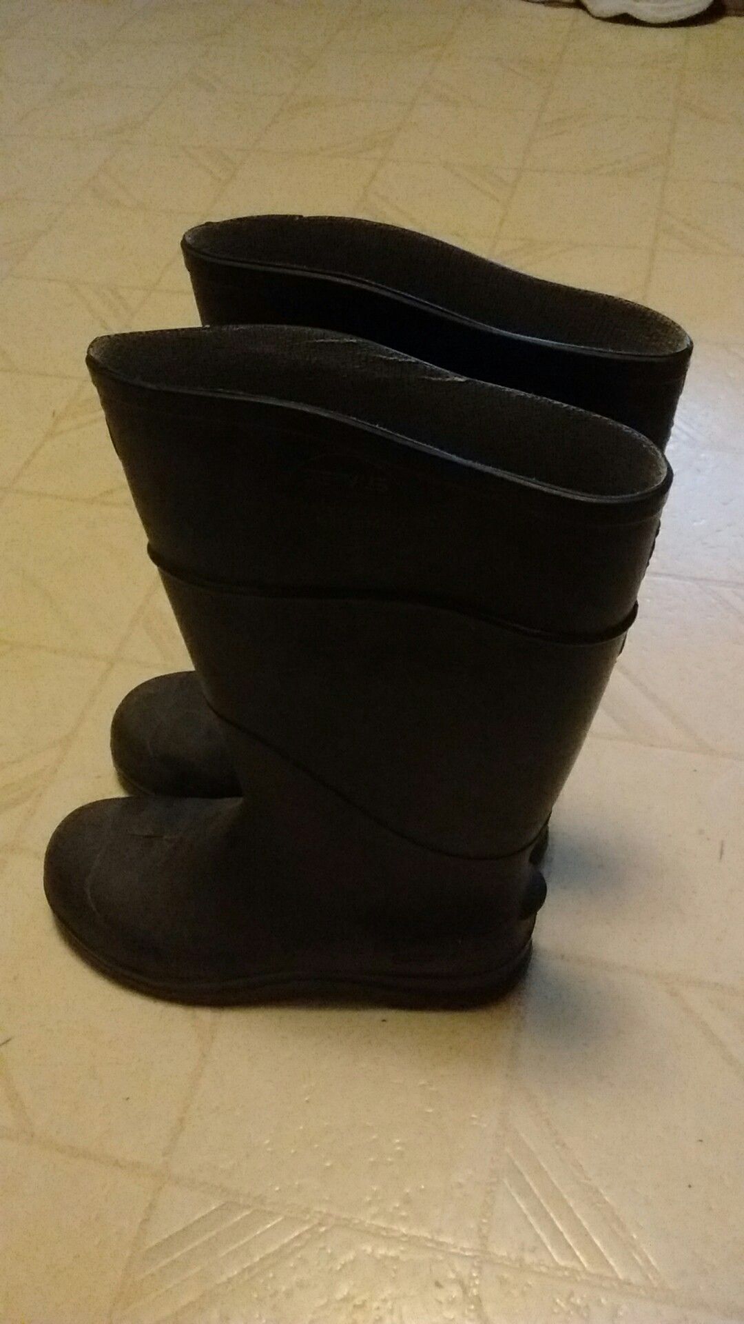 Men's rubber rain boots size 7 men size 8 woman
