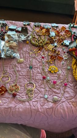 Tenemos bonita joyería si alguien gusta cada pieza $5