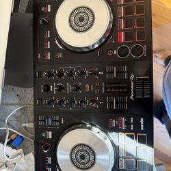 Pioneer DDJ-SB3 2-channel DJ controller for Serato DJ Lite Start from scratch We’ve combined the popular features of the DDJ-SB2 with our leading Sera