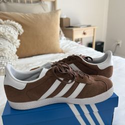 Adidas gazelle (Big Kids Size 5, Fits Women Size 6-6.5)