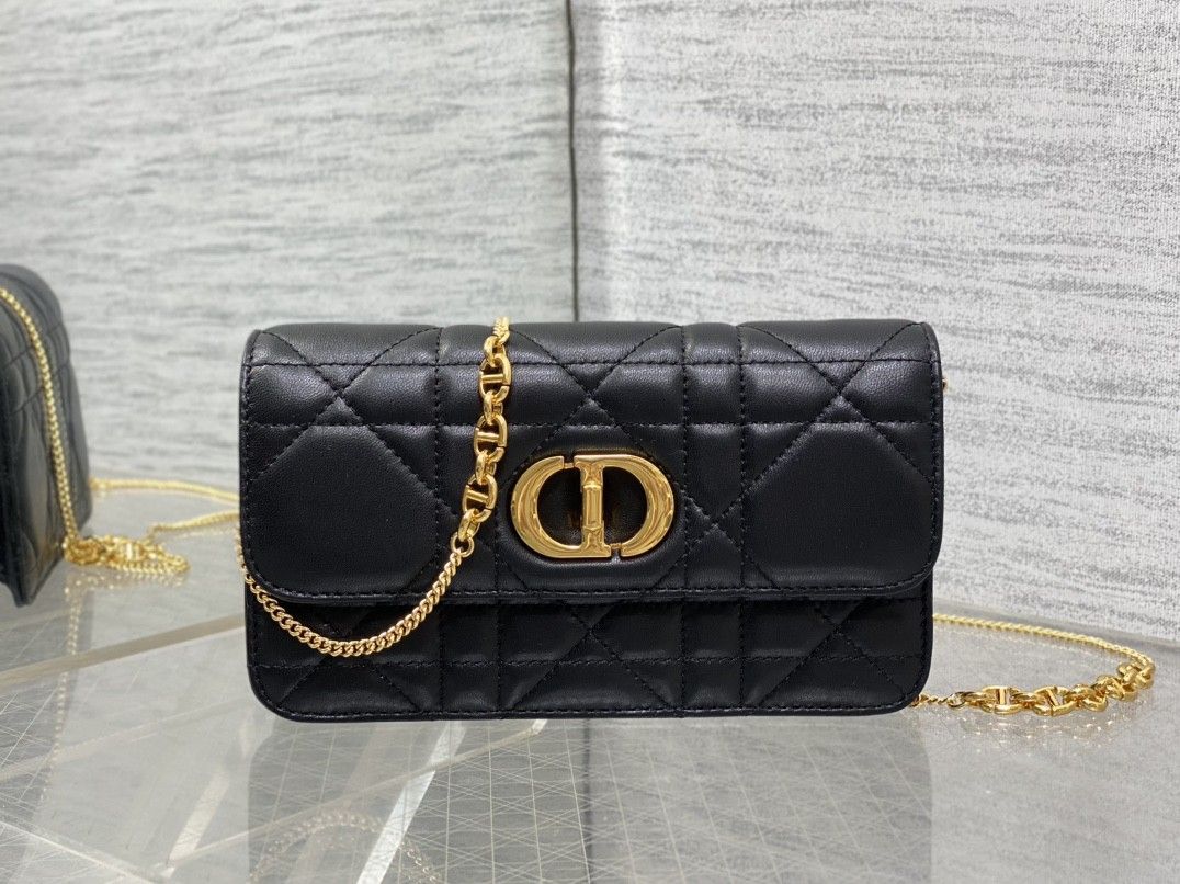 Black fashionable and simple elegant handbag