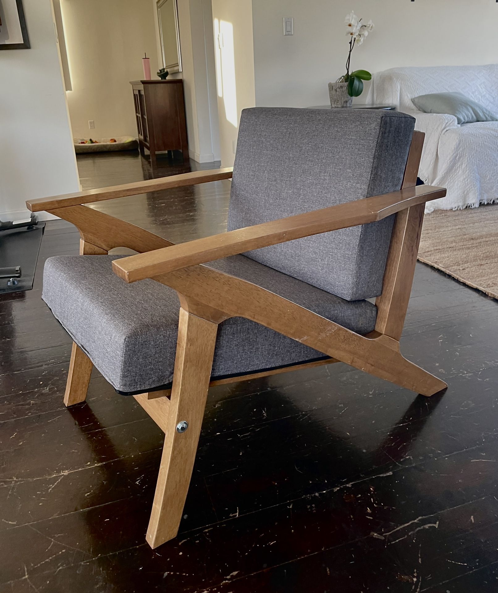HD BUTTERCUP Oak Accent Chair ($1200 Retail Value, Only Owned For One Year)