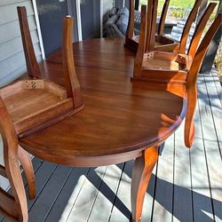Oval or round Table with three chairs