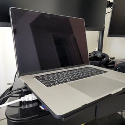 Macbook PRO 15.4Inch 1TB SSD And I7 With 16GB
