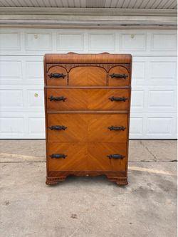 ‼️ART DECO WATERFALL 4 DRAWER CHEST‼️FOR SALE 200$ OR BEST OFFER‼️GOOD CONDITION🚚DELIVERY AVAILABLE🚚