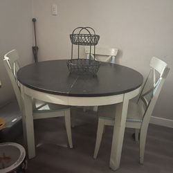 Kitchen Table That Expands With 4 Chairs! 