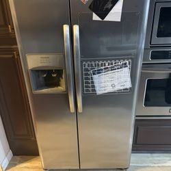 Refrigerator With Icemaker And Water Dispenser