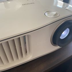 Epson Home Cinema 3700 Full HD 1080p 3CLD Projector + 90” Projector Screen