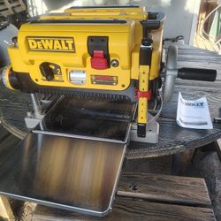 DEWALT DW735 13-inch three-knife, planer.