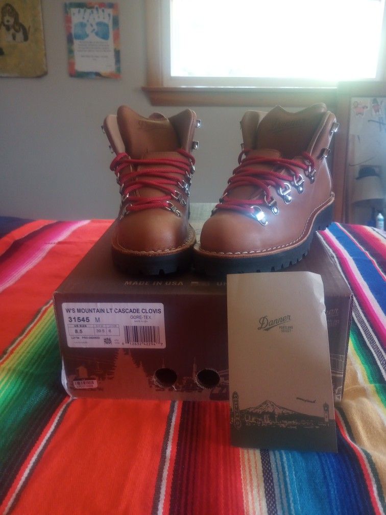 Women's Size 8.5 Danner Mountain LT cascade Clovis Gore Tex Hiking Boot