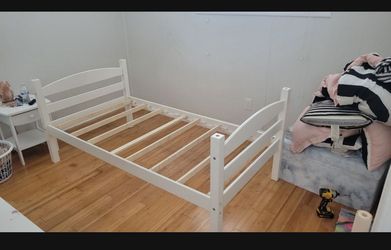 White Wood Twin Bed Frame w/mattress