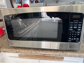GE 2.0 Cu. Ft. Microwave – Excellent Condition