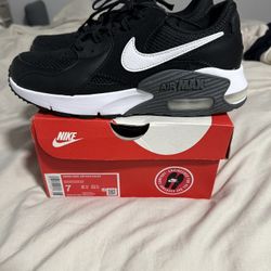 WMNS NIKE AIR MAX EXCEE SIZE 7
