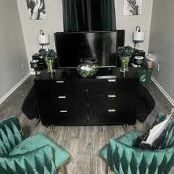 Queen, black bedroom, set and extras