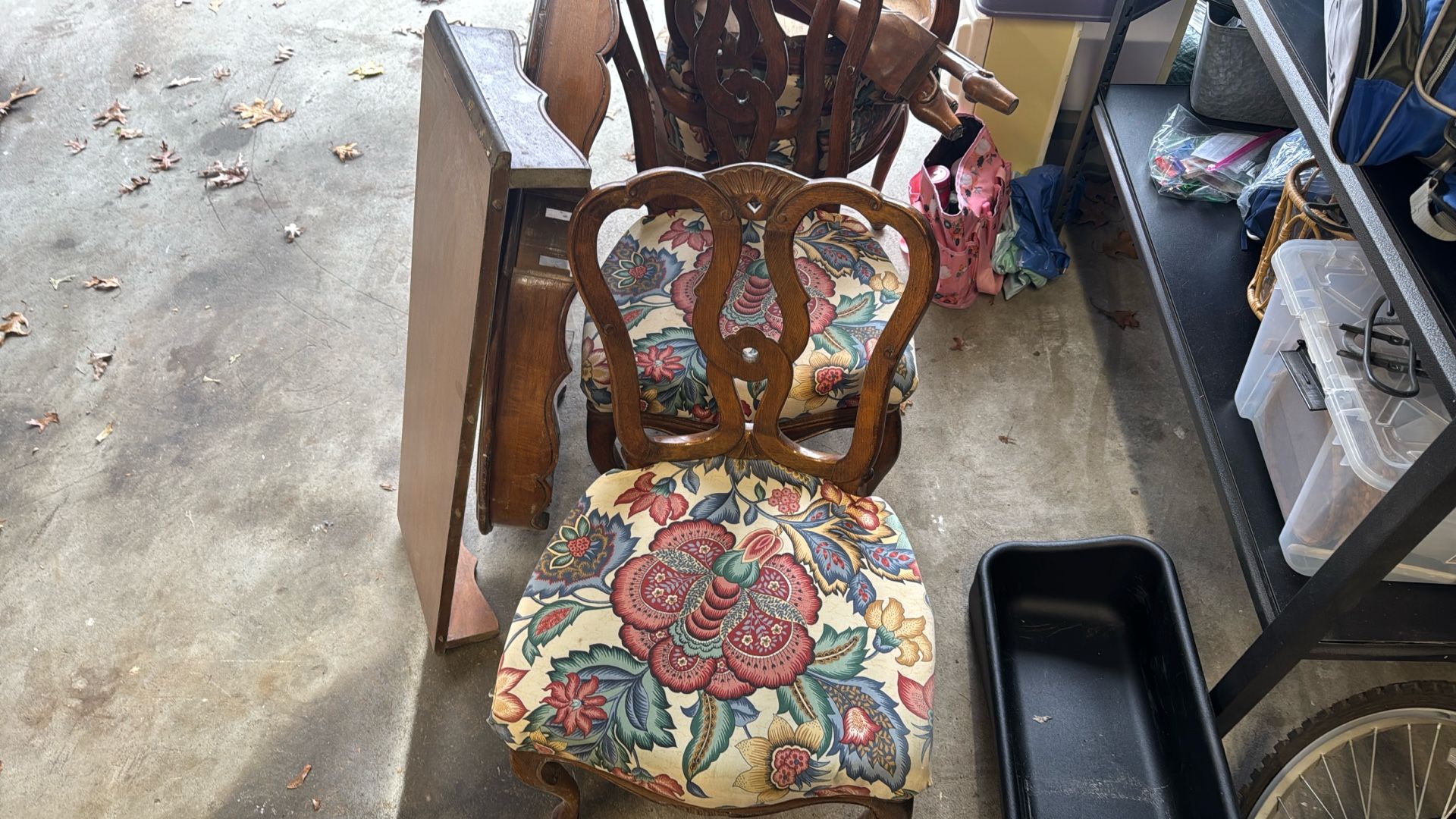 Table W/leaf & 4 Chairs