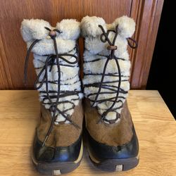 Women snow boots, size 7 1/2