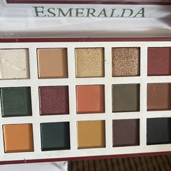 Esmeralda By Beauty Creations Eyeshadow palette 