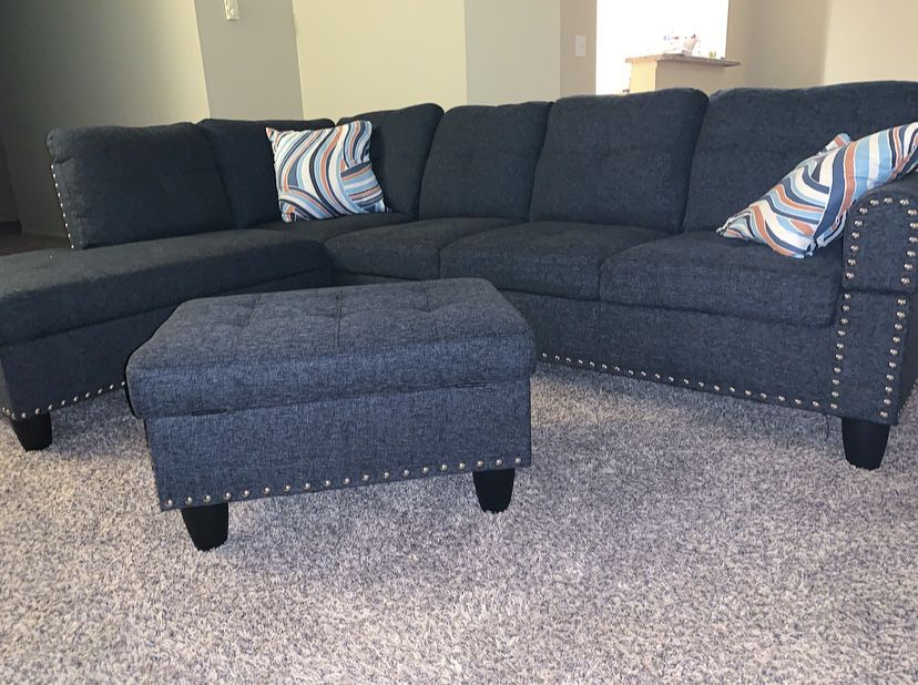 BRAND NEW BLUE/GREY LINEN 2 PC. SECTIONAL W/ CUP HOLDER, OTTOMAN STORAGE, & THROW PILLOWS