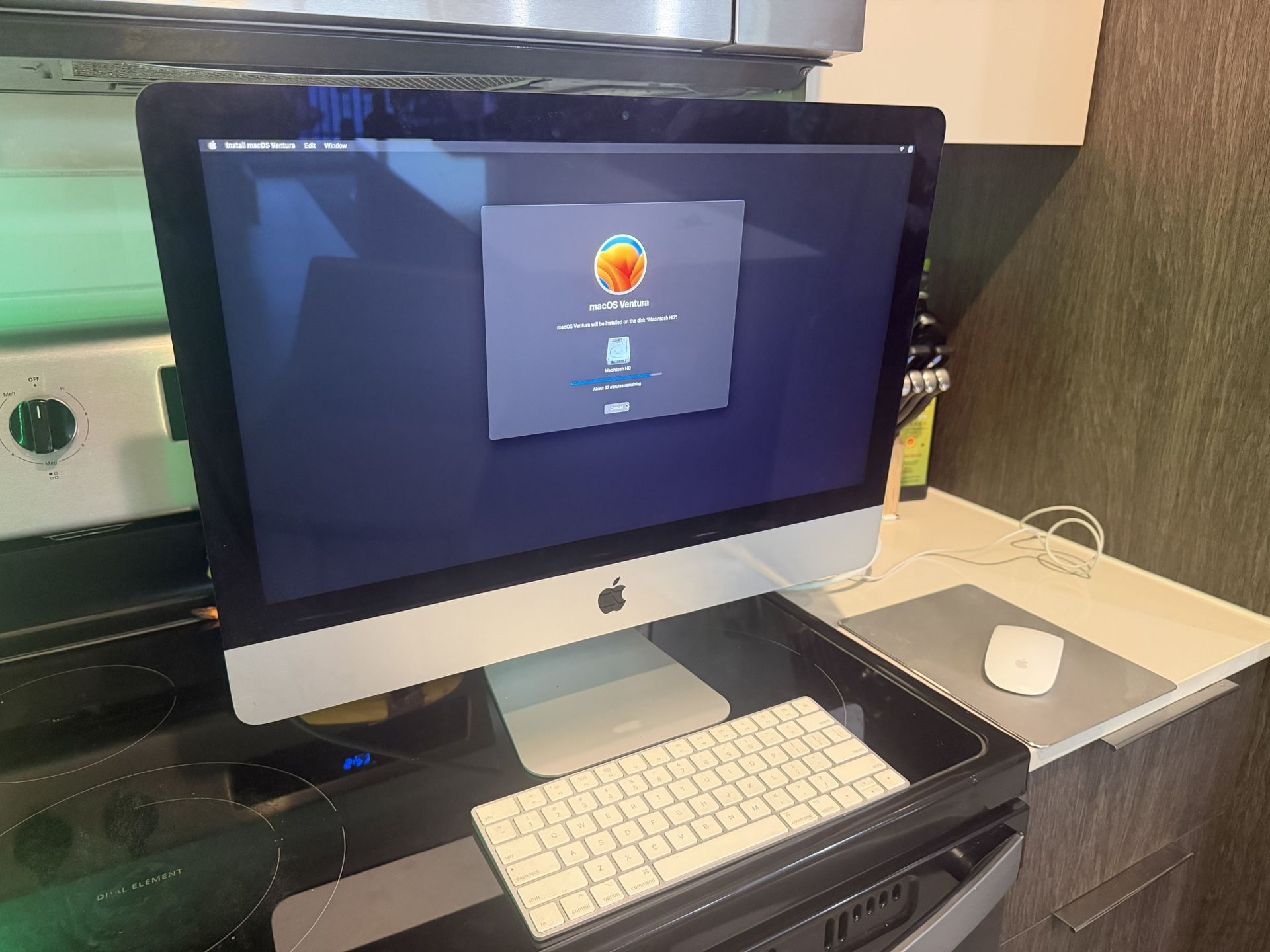 Apple iMac 21.5” Retina 4K (2017) – Quad-Core i5 / 8GB / 1TB / Radeon Pro 560 + Apple Keyboard & Mouse