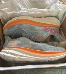 NIB HOKAS Women’s 9.5 Clifton ones $100