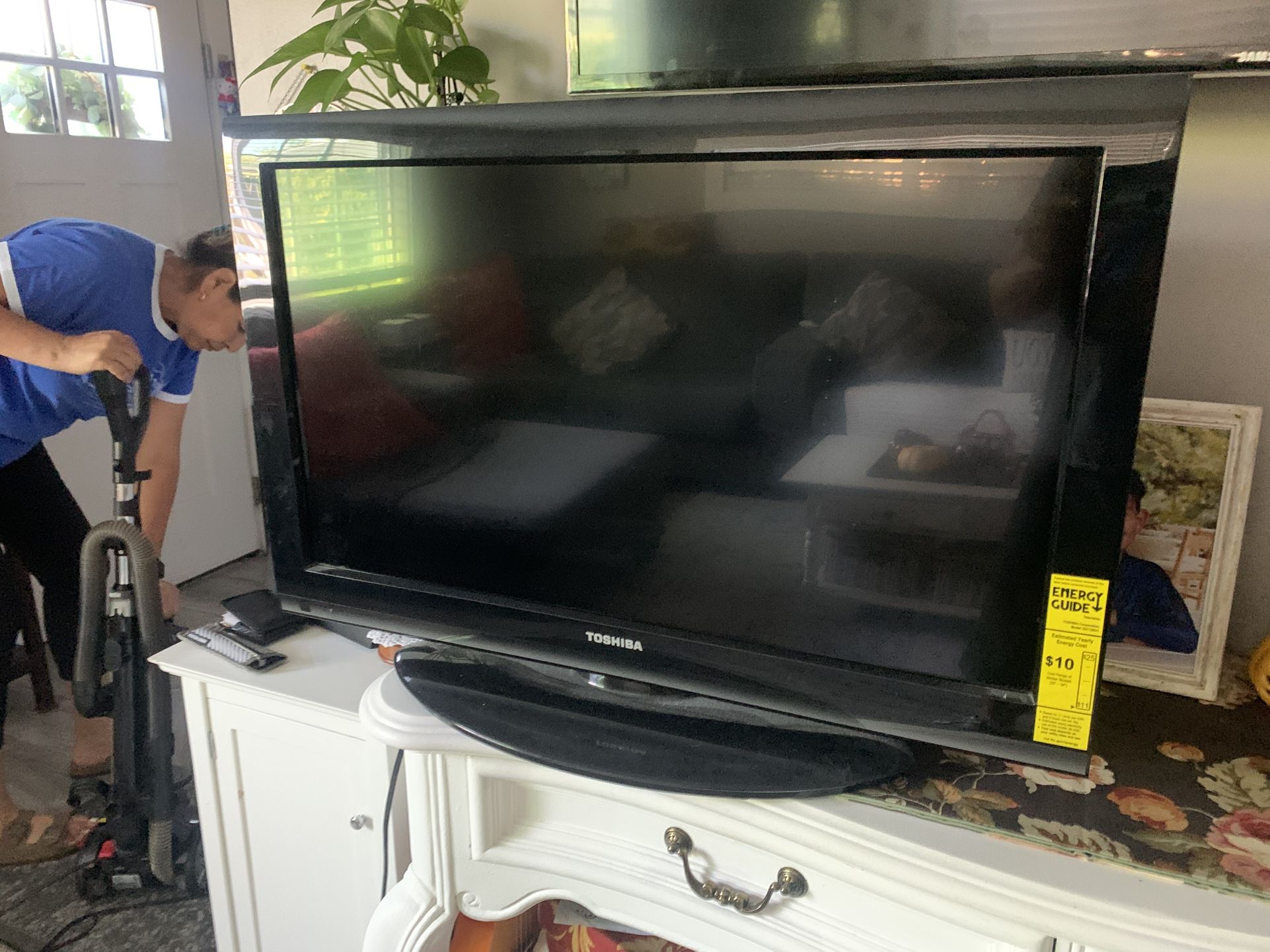 32  Toshiba TV.
