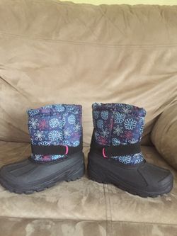 Girls boots children size 10 like new for snow or rain