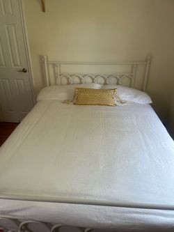 Queen Size Bed w/Mattress