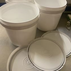 2 Gallon Bucket With Rubber Seal.