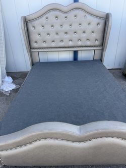 Cama Queen de piel sintética con botones y cabecera con respaldo de alas, color plateado. (no Incluye Colchon)