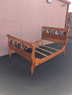 Beautiful vintage full-size sleigh bedframe