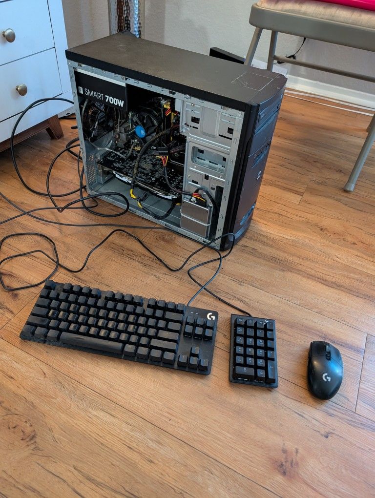 Gaming PC With Peripherals