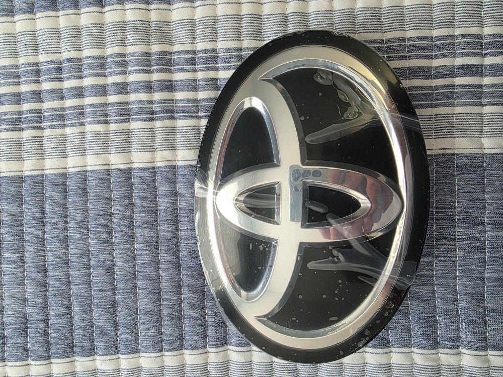 2021 2022 2023 Toyota Camry Front Grille Emblem Badge Logo Radar OEM 90975-A2009